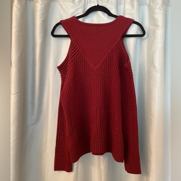 Beautiful Maroon cutout shoulder sweater - Picture 5 of 5